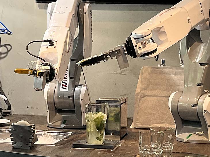 Schnell aber automatisch: der Mojito vom Bar-Roboter im Sausalitos (©Foto: Martin Schmitz)
